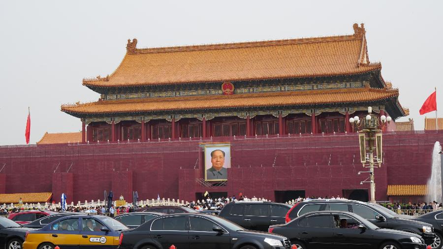 Um dos retratos de Wang Guodong na Praça da Paz Celestial, em Pequim - Marcelo Leite/Folhapress