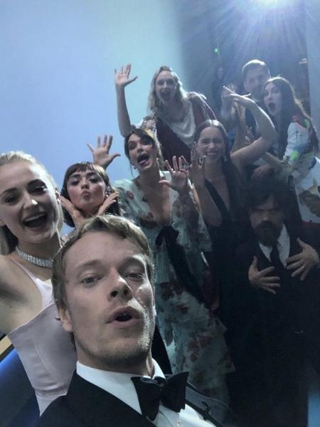 Elenco de Game of Thrones faz selfie nos bastidores do Emmy - Reprodução/Instagram
