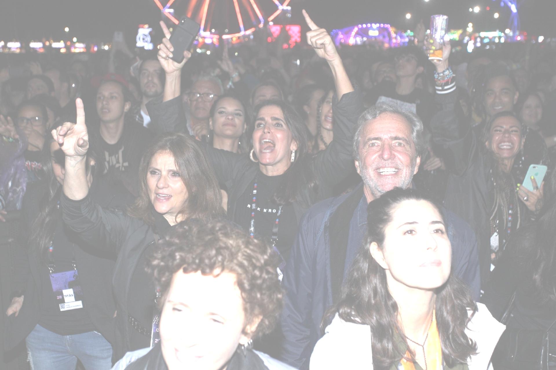 Casada há quase 30 anos com o músico Tony Bellotto, Malu Mader se empolga no show dos Titãs no Rock in Rio. A atriz foi vista se divertindo o som da banda no meio da galera - Marcello Sá Barretto/Brazil News