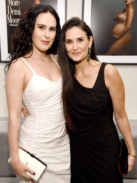 04.02.2020 - Demi Moore e a filha, Rumer Willis, posam juntas em evento da Vanity Fair - Getty Images for Annenberg Found