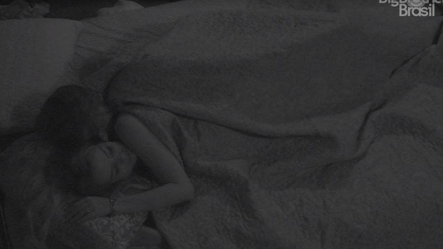 BBB 20: Marcela e Daniel dormem agarradinhos - Reprodução/Globo