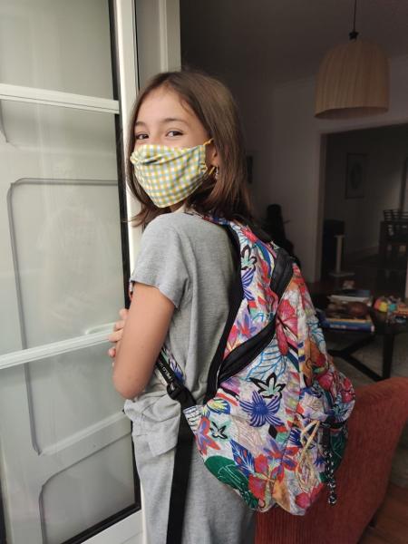 Em Lisboa, Janaína, de 11 anos, vai à escola de máscara e os colegas são divididos em bolhas - Acervo pessoal
