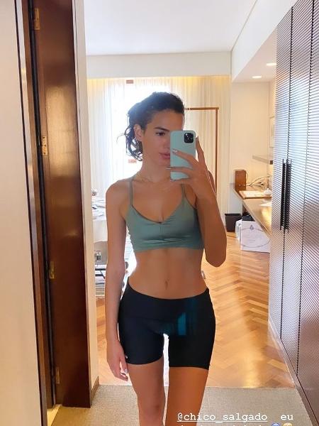 Bruna Marquezine treina em casa - Reprodução / Instagram
