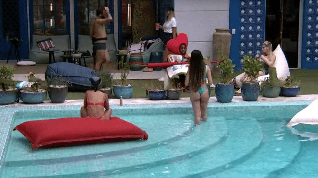 BBB 21: Sisters e Gilberto curtem a piscina - Reprodução/ Globoplay