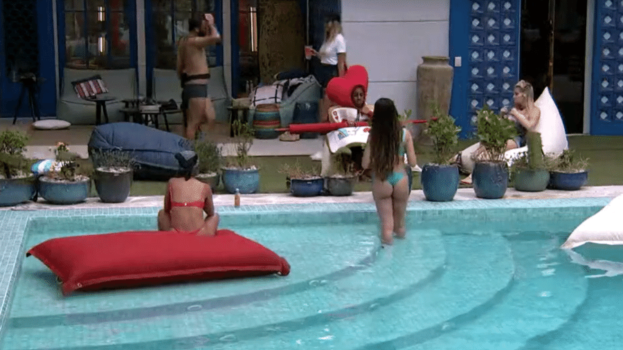 BBB 21: Sisters e Gilberto curtem a piscina - Reprodução/ Globoplay