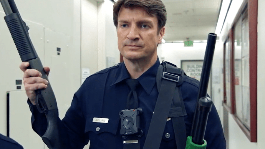 O ator Nathan Fillion em cena da série "The Rookie" - Reprodução