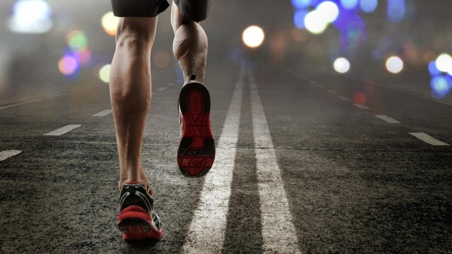 A prática de exercícios aeróbicos, como corrida, melhora a circulação sanguínea e pode evitar que as varizes se agravem - iStock