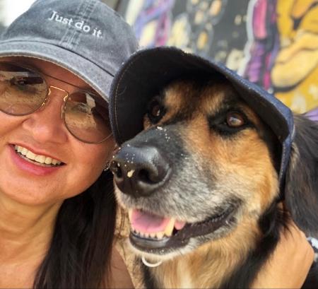 Sueli Ishigami ao lado de Beethoven  - Arquivo Pessoal - Arquivo Pessoal