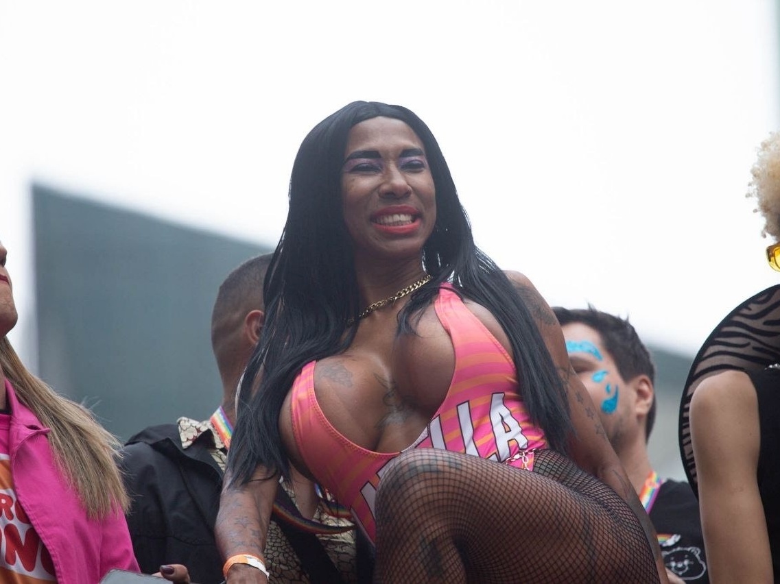 Parada LGBT+: Inês Brasil mostra os seios durante show de Ludmilla