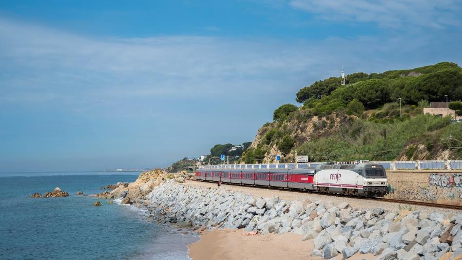 Trem da Renfe passando por Sant Pol de Mar ? próxima a Barcelona e ao Mar Mediterrâneo - David Barrero Labari/Getty Images