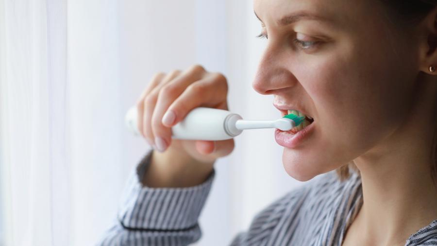 Escova de dente elétrica pode contribuir para a redução da inflamação da gengiva, entre outros benefícios - Getty Images