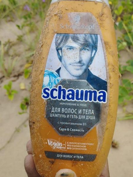 Embalagem de shampoo russa encontrada na praia. - Arquivo pessoal/Mathias Ferreira - Arquivo pessoal/Mathias Ferreira