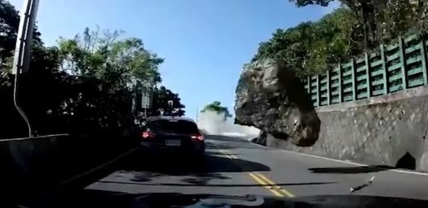 Terremoto em Taiwan: carros dão ré para fugir de avalanche de pedras; veja