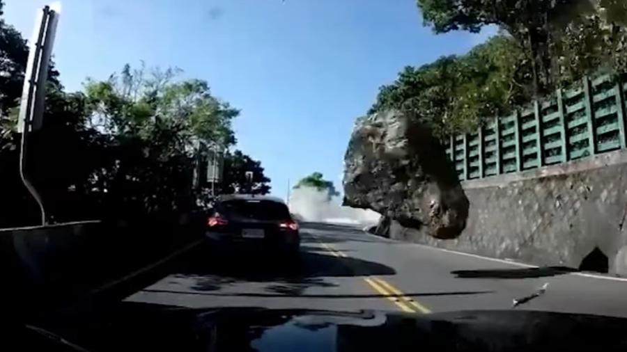 Rocha atinge carro durante terremoto em Taiwan