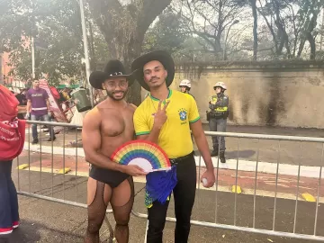 Parada LGBT+: público conta primeira vez que andou de mãos dadas sem medo
