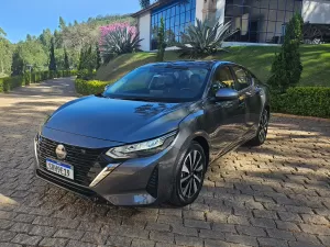 Após um ano, nova geração do Nissan Sentra muda de visual no Brasil