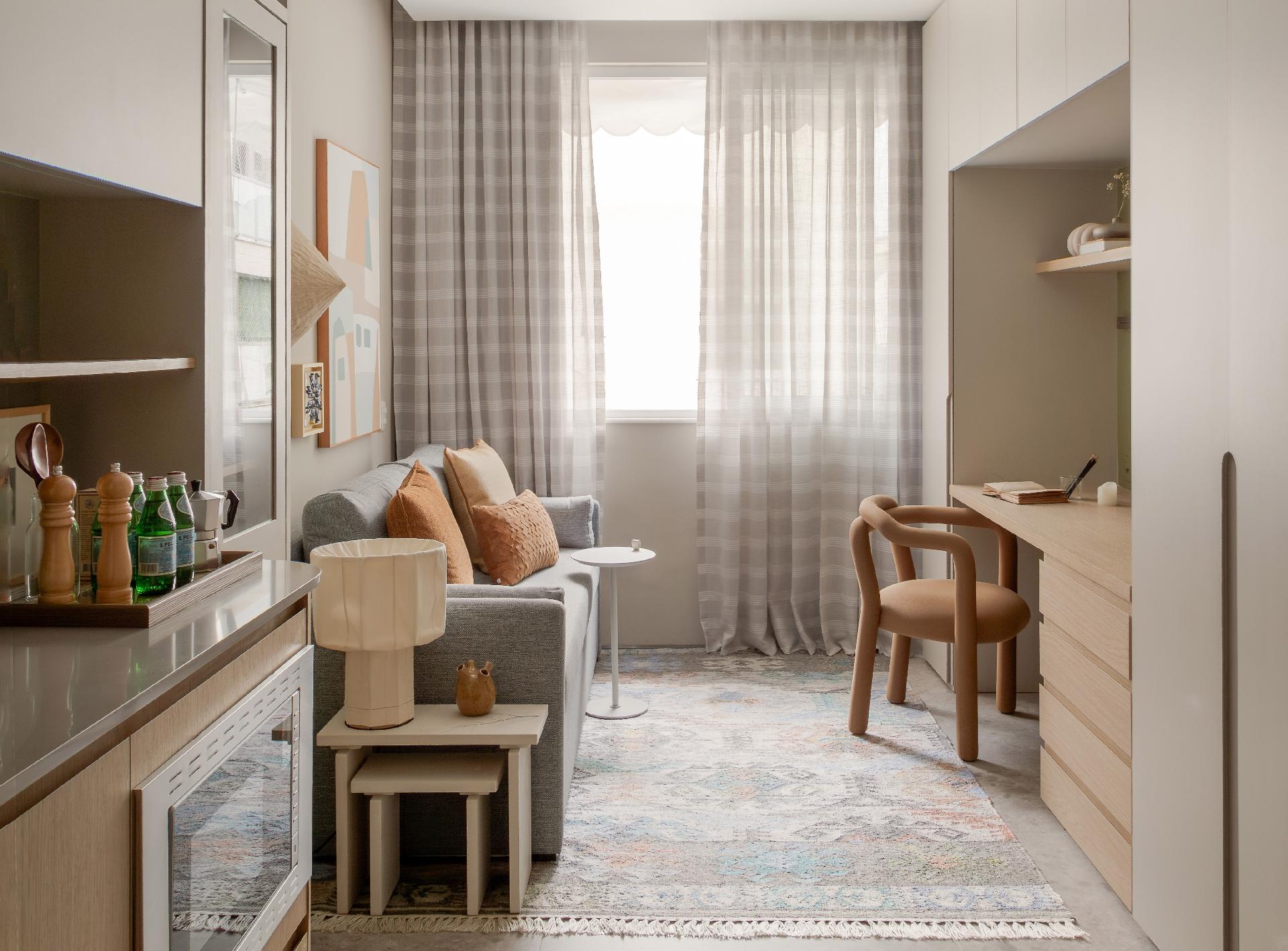 A vida muda de tempos em tempos para a moradora deste apê. Anos atrás, ela havia comprado o imóvel para investir, sem grandes pretensões. Advogada e agora também ceramista, ela decidiu simplificar a vida e partir para seus 24 m², de cabeça aberta para viajar mais pelo mundo. - Lilia Mendel/Divulgação