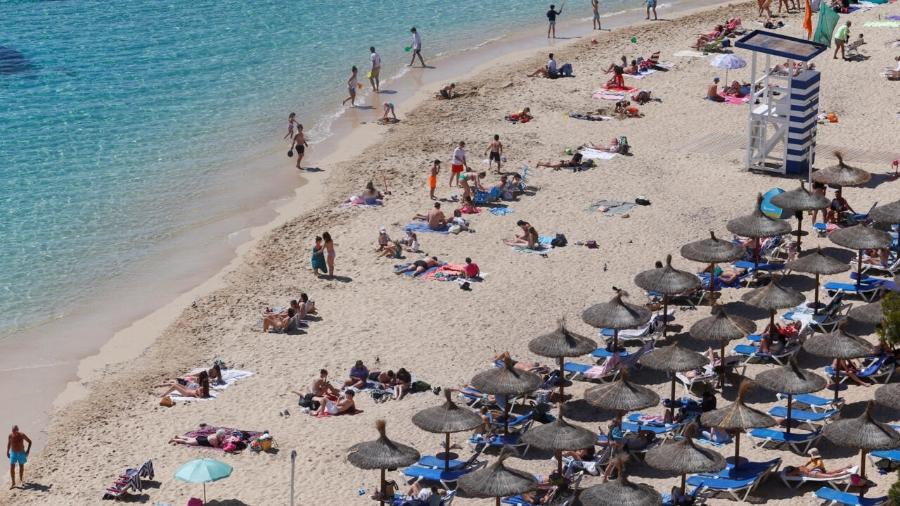 Foto ilustrativa de turistas em uma praia de Maiorca, na Espanha, em 2023 