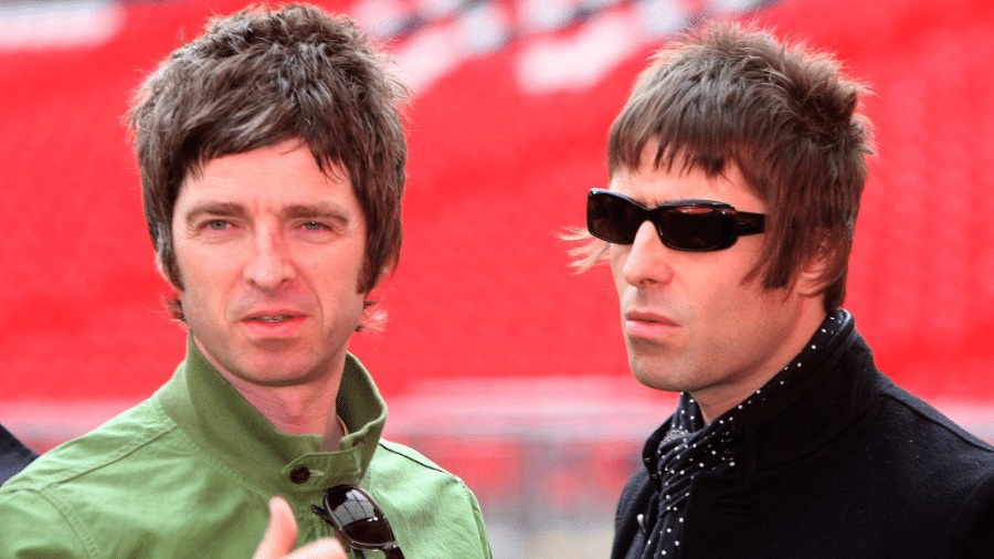 Noel e Liam Gallagher no estádio Wembley, em Londres, em 2008; irmãos já tiveram várias brigas públicas