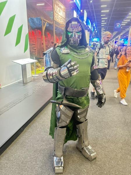 O empresário Marcos Fabiano, 46, já participou de 9 CCXPs e até abriu uma empresa para eventos com cosplay.  Na edição 2024, ele veio de Doutor Destino, que será interpretado por Robert Downey Jr. nos cinemas, em breve. Sua fantasia custou R$ 4.500