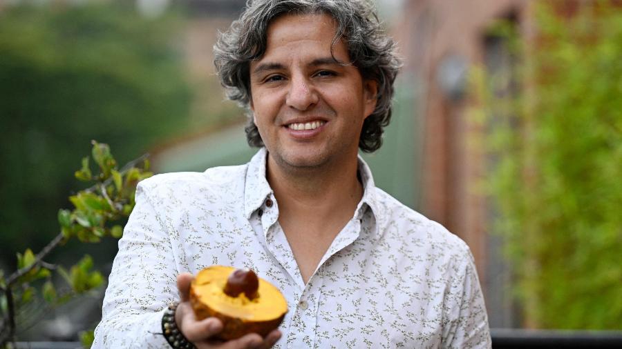 O engenheiro ambiental colombiano e entusiasta de sementes de frutas Gian Paolo Daguer posa para uma foto segurando uma fruta O engenheiro ambiental colombiano e entusiasta de sementes de frutas Gian Paolo Daguer posa para uma foto segurando uma fruta
