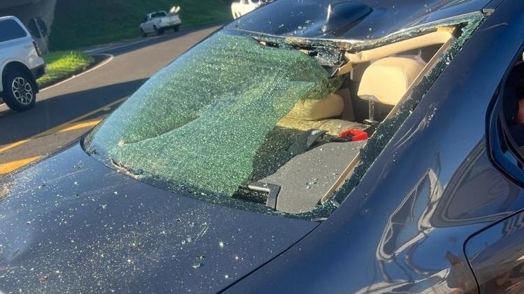 BMW ficou bastante danificado, mas, apesar do susto, motorista e sua filha não ficaram feridas