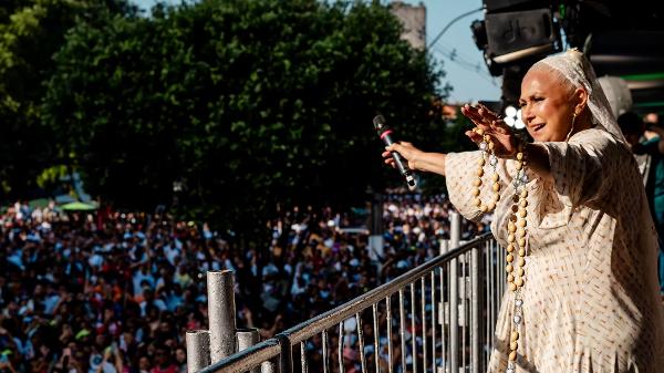 Fafá de Belém rege público do Círio de Nazaré. A cantora é idealizadora do projeto Varanda de Nazaré, que há 14 anos traz artistas de outros estados para cantar na tradicional festa em Belém (PA) Fafá de Belém rege público do Círio de Nazaré. A cantora é idealizadora do projeto Varanda de Nazaré, que há 14 anos traz artistas de outros estados para cantar na tradicional festa em Belém (PA)