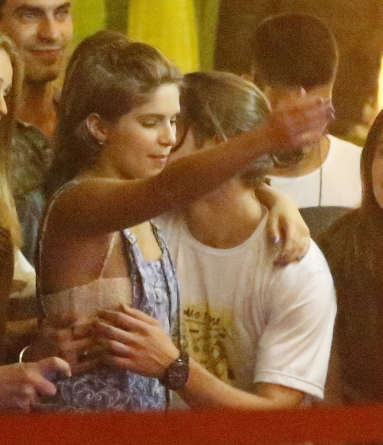 14.ago.2015 - Isabella Santoni e Rafael Vitti se abraçam para a foto. O elenco se reuniu em um restaurante na Barra da Tijuca, zona oeste do Rio de Janeiro, para assistir junto o último capítulo de "Malhação"