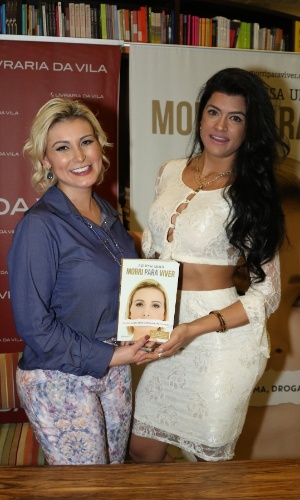 24.ago.2015 - Camila Vernaglia comparece ao lançamento do livro "Morri Para Viver", biografia da modelo Andressa Urach, no Shopping JK Iguatemi, em São Paulo