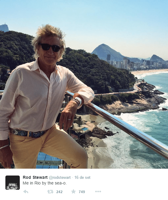 18.set.2015 - O cantor Rod Stewart, que se apresenta no festival no dia 20, fez pose para a foto em um mirante com vista para a praia. "Eu e o Rio", disse na legenda