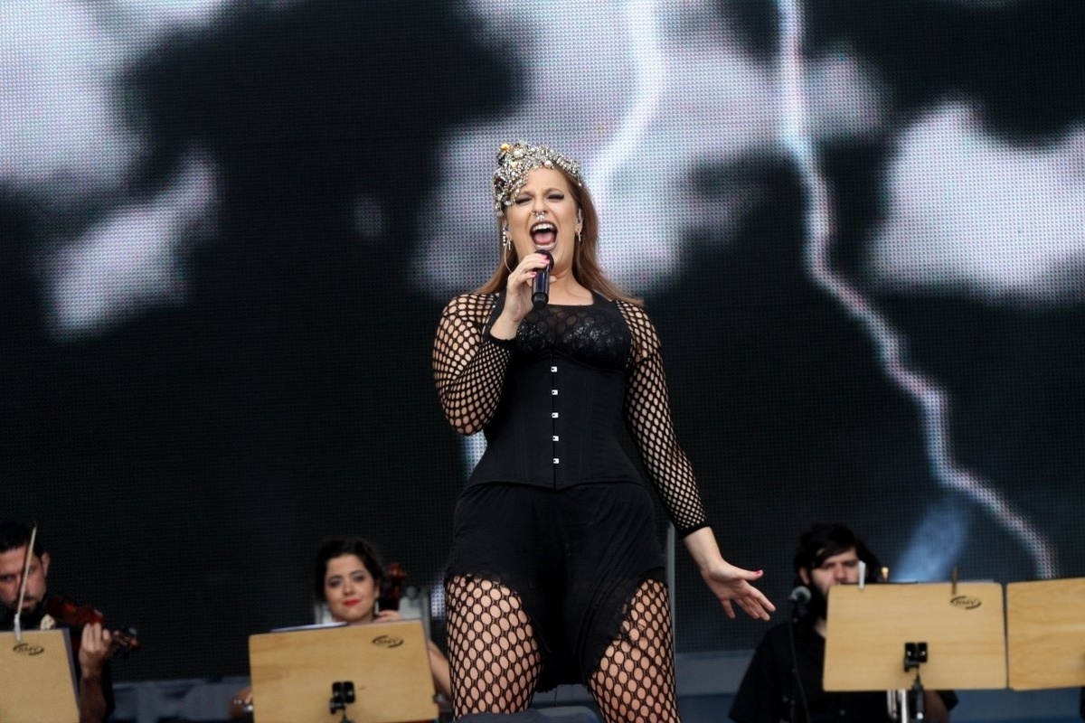 20.set.2015 - Alice Caymmi abre o terceiro dia do festival Rock in Rio 2015 no palco Sunset. A cantora, que é neta do compositor e cantor Caymmi, fez diversos covers interessantes, além de cantar músicas dos seus dois álbuns. - Marcos Ferreira/Photo Rio News