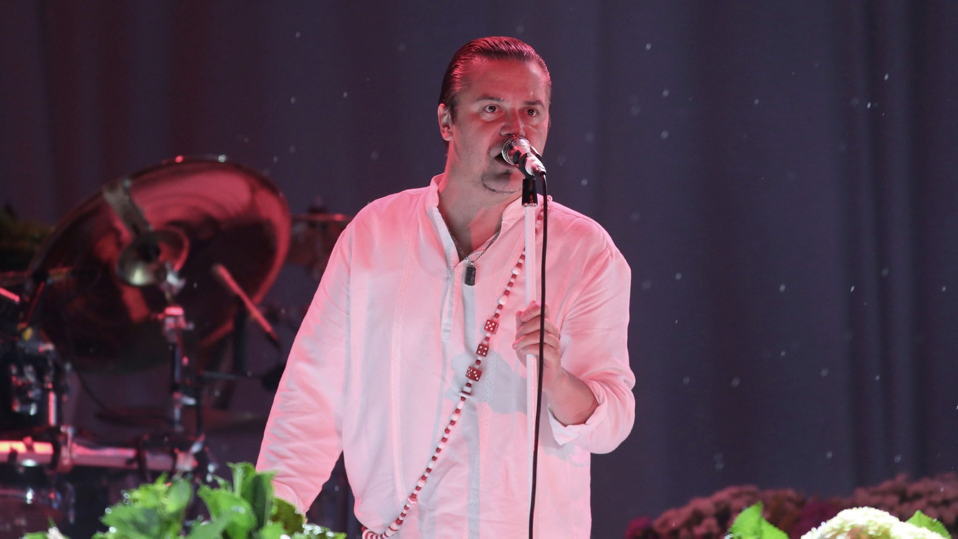 25.set.2015 - De branco e com o palco adornado com flores, o Faith No More se apresenta no palco Mundo, durante o quinto dia de shows do Rock in Rio 2015. - Marco Antônio Teixeira/UOL