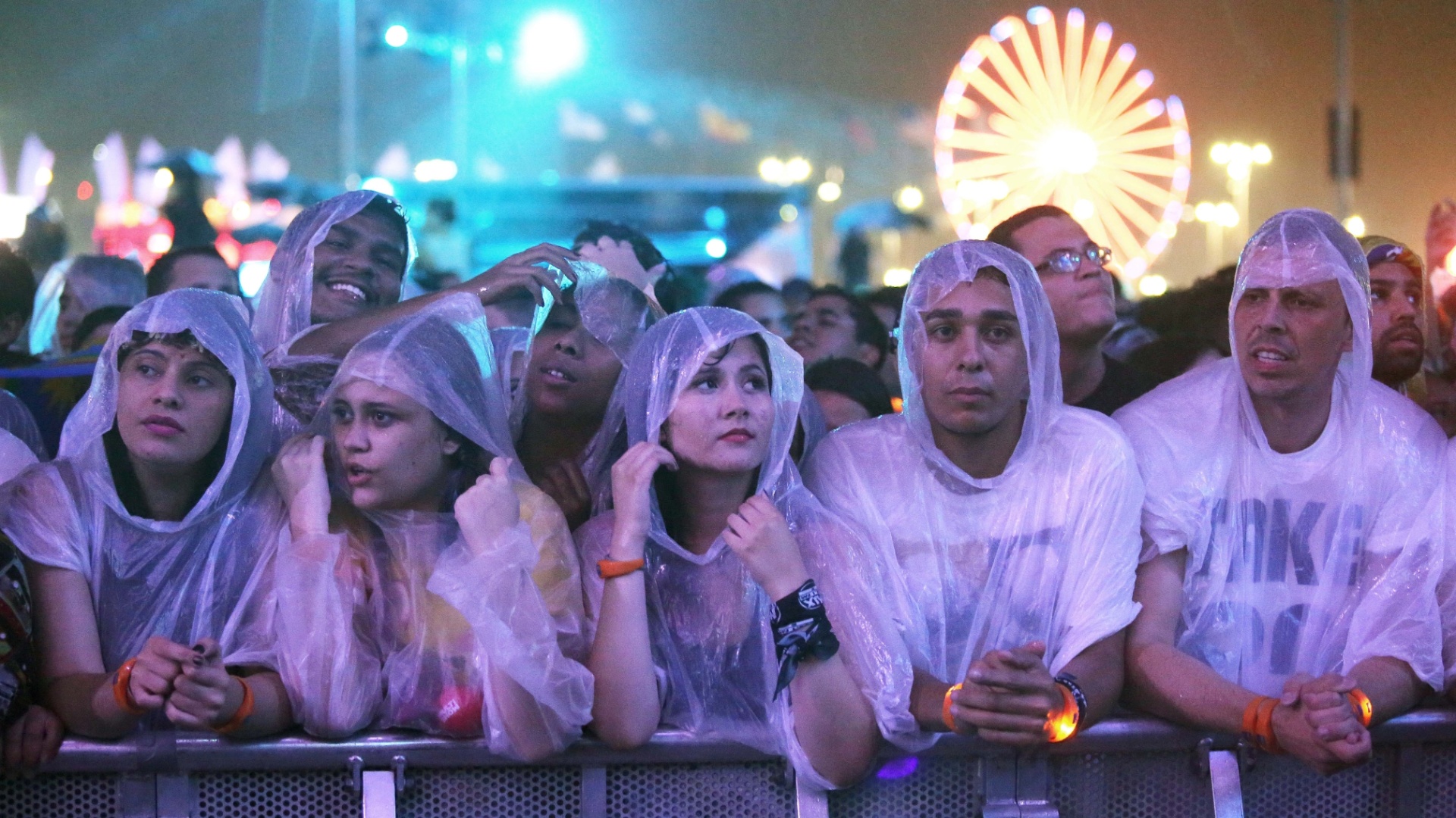 27.set.2015 - Público enfrenta forte chuva na última noite do Rock in Rio 2015 - Fernando Maia/UOL