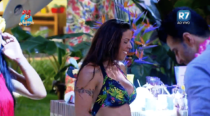 9.out.2015 - A terceira festa de "A Fazenda 8" foi inspirada no Havaí - Reprodução/Record