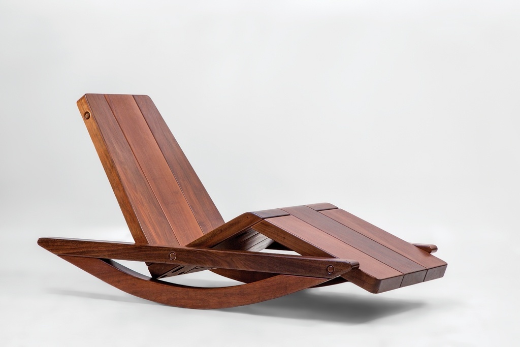 Feita com ipê-tabaco, a espreguiçadeira Vazada (70 cm x 164 cm x 89 cm) leva a assinatura do designer Zanini de Zanine - Divulgação