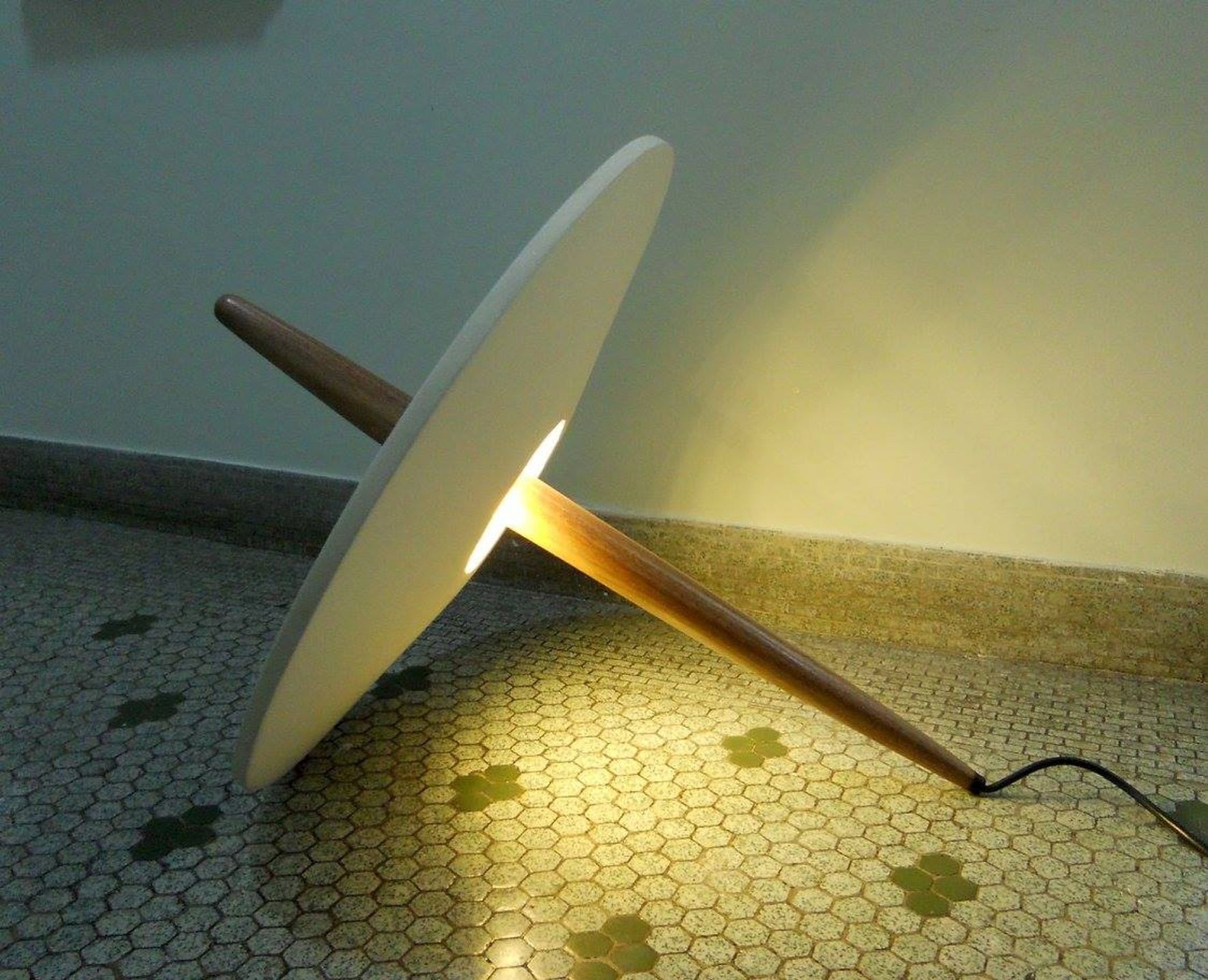 Prêmio Design MCB 2015 - categoria "Iluminação" - modalidade protótipo. Menção honrosa: Luminária Anatole. Projetada por  Carlos Alberto Quiroga, a peça produz luz cênica, que evidencia a forma circular do objeto que a gera, por meio do jogo de luz e sombra. Os vencedores e finalistas serão expostos no Museu da Casa Brasileira em São Paulo (SP), de 26 de novembro de 2015 a 31 de janeiro de 2016. Outras informações: www.mcb.org.br - Divulgação