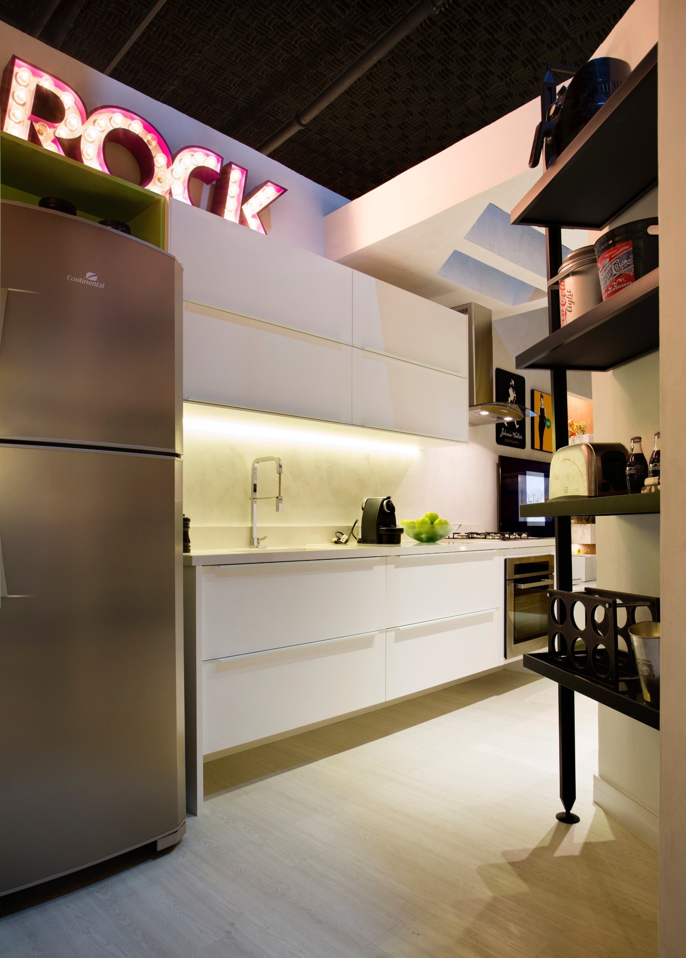 Em uma cozinha pequena, nem sempre os armários são suficientes para guardar todos os utensílios, louças e mantimentos. A dupla Nilton Montarroyos e Estela Pinheiro resolveu o dilema com uma solução simples e baratinha: incluiu uma estante metálica no ambiente | O projeto está exposto na Morar Mais por Menos RJ (www.morarmais.com.br) até 2 de novembro de 2015 - Denílson Machado/ MCA Estúdio/ Divulgação