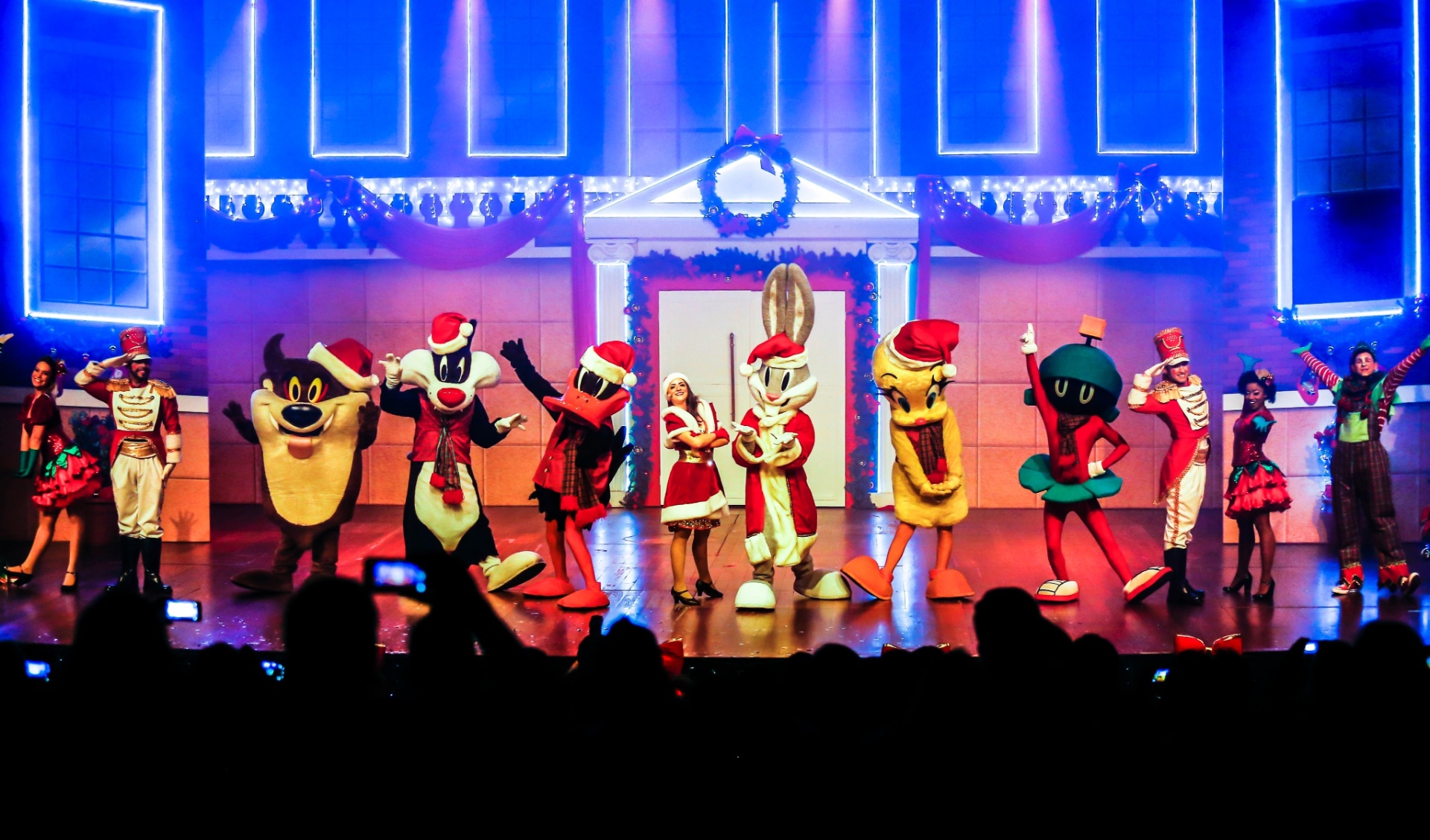 Pernalonga, Patolino, Piu-Piu, Frajola, Taz e Marvin fazem apresentações para os visitantes durante o dia. - Divulgação