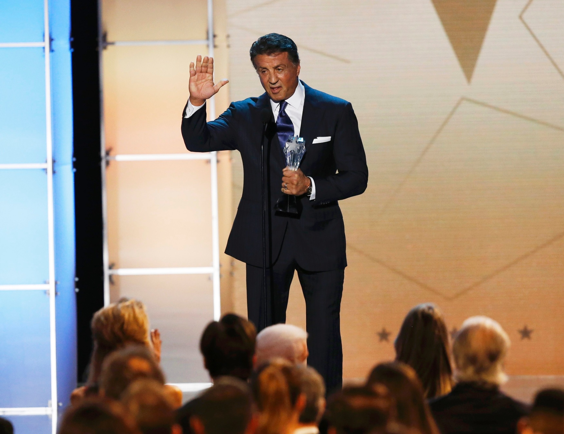 17.jan.2016 - Sylvester Stallone confirma favoritismo ao ganhar o prêmio de melhor ator coadjuvante por "Creed - Nascido para Lutar" - REUTERS/Mario Anzuoni