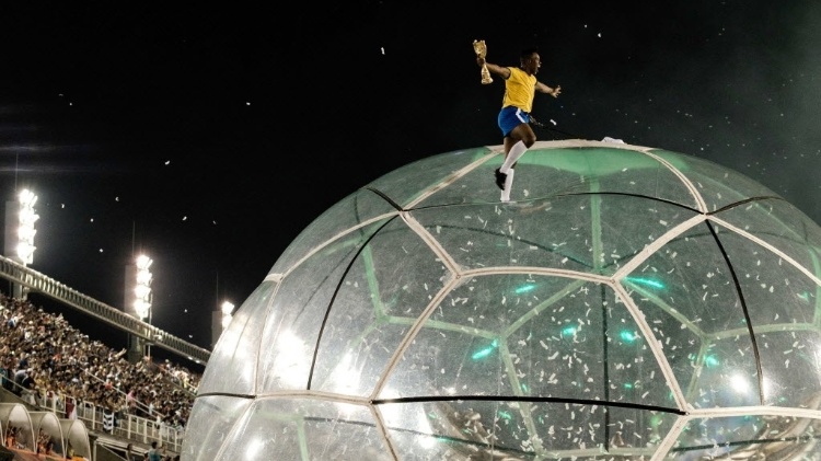 Carro abre-alas da Grande Rio tem bola de futebol gigante e Pelé em 2016