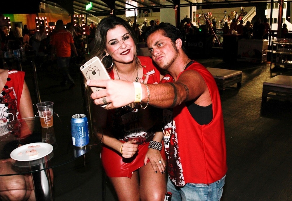 12.fev.2016 - Uma semana após anunciar o término de seu namoro de três anos com Andressa Ferreira, Thammy Miranda chegou acompanhado a um camarote no sambódromo do Anhembi para ver o desfile das campeãs do Carnaval de São Paulo. O ator apareceu tirando selfies com uma morena identificada como Alessandra - Cláudio Augusto/Brazil News