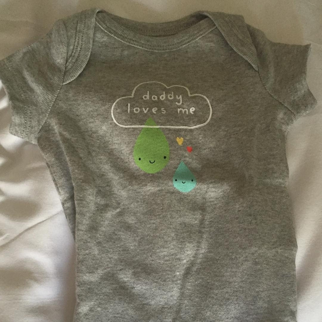 11.abr.2016 - O ator mexicano Alfonso Herrera, da série "Sense8" e famoso por estrelar a novela "Rebelde", surpreendeu os fãs ao anunciar que será papai. Ele publicou em seu perfil no Instagram a foto de uma roupinha de bebê com a frase "Papai me ama", em inglês. Na legenda, Poncho, como é conhecido, não se conteve: "Tremendamente feliz!". Seguidores, principalmente brasileiros, comentaram parabenizando o ex-RBD. É o primeiro filho do ator com Diana Vásquez, sua namorada há mais de um ano - Reprodução/Instagram/ponchohd