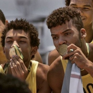 Felipe Silcler como Cascudo (à dir) e Wesley (Juan Paiva) em "Totalmente Demais" - Reprodução - Reprodução