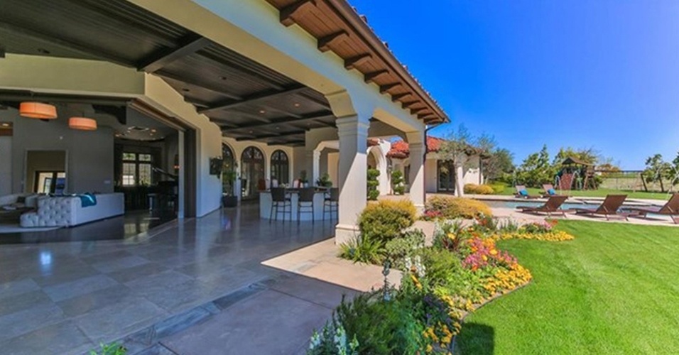 Um jardim florido e gramado ladeia a varanda espaçosa e a piscina da casa com 800 m², colocada à venda pela cantora Britney Spears. O imóvel fica na Califórnia, EUA, e chega à cifra de US$ 8,9 milhões (o equivalente a R$ 32 milhões, de acordo com a cotação de 13.maio.2016)