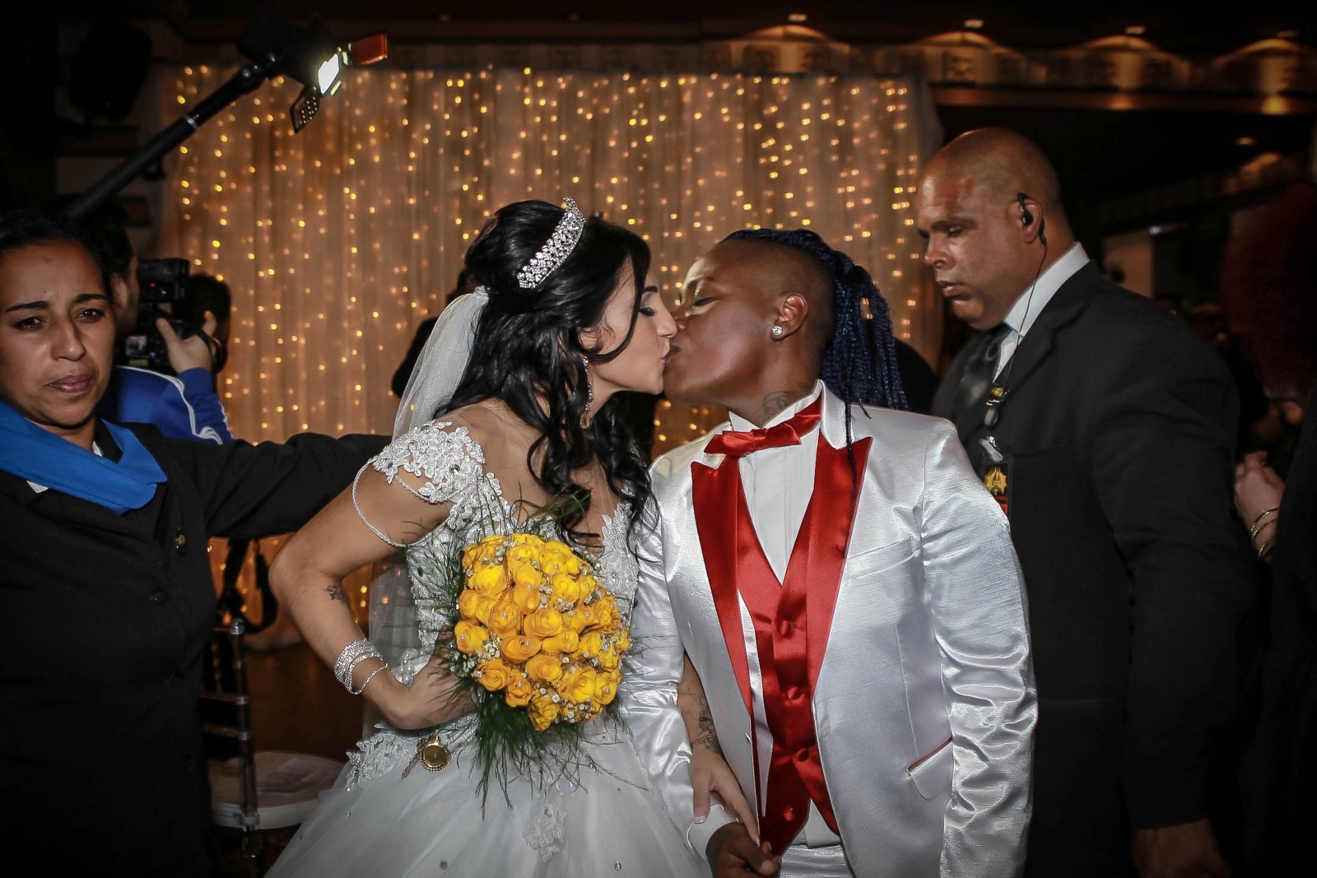 13.jun.2016 - Thalyta e Pepê se beijam após oficializarem o casamento em festa para convidados famosos em São Paulo - Raphael Castello/AgNews