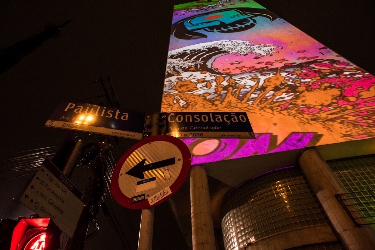 03.ago.2016 - Na noite desta quarta-feira, um prédio localizado em uma das esquinas mais famosas de São Paulo, avenida Paulista com Rua da Consolação, recebeu um show de projeções inspiradas no filme "Esquadrão Suicida", que estreia nesta quinta-feira no Brasil - Divulgação