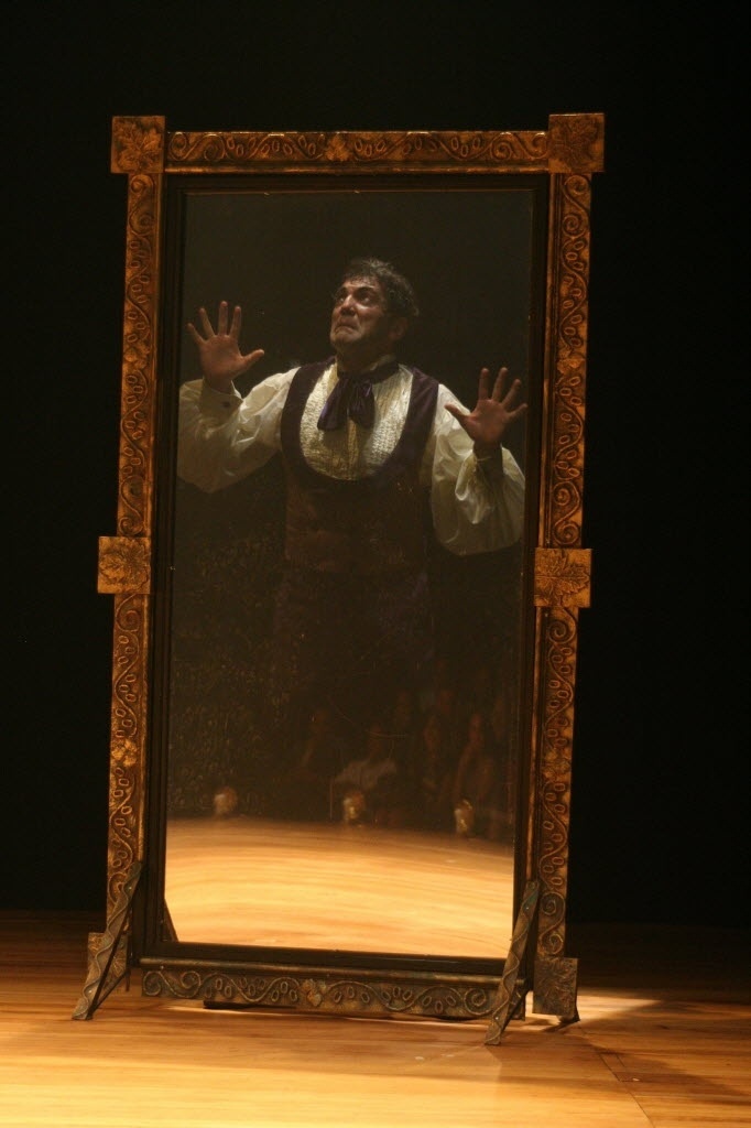 14.ago.2008 - Domingos Montagner como o Dr. Jekyll durante ensaio do espetáculo "O Médico e os Monstros" da companhia La Mínima - Patricia Stavis/Folhapress