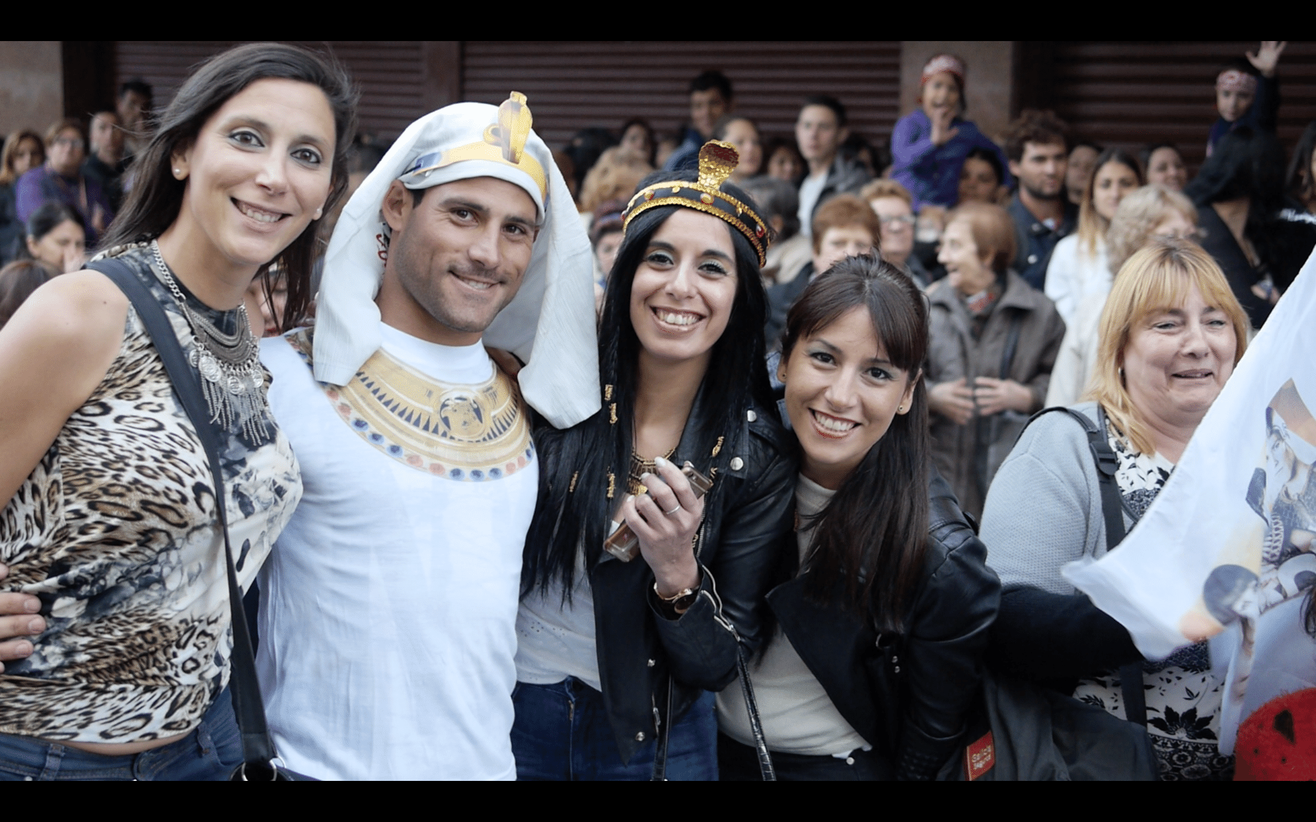 17.nov.2016 -Fãs se fantasiam de egípcios para acompanhar a abertura do Mar Vermelho. Conhecida como "Moises y Los Diez Mandamientos", a produção da Record estreou em março deste ano e desde então só vê aumentar sua popularidade - Grégoire Bouquet/UOL