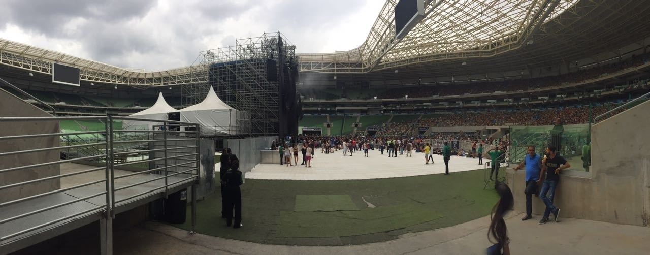 10.dez.2016 - Z Festival ocupa apenas metade do estádio Allianz, em São Paulo. Segundo a organização do evento, são esperadas 20 mil pessoas no evento - Renata Nogueira/UOL