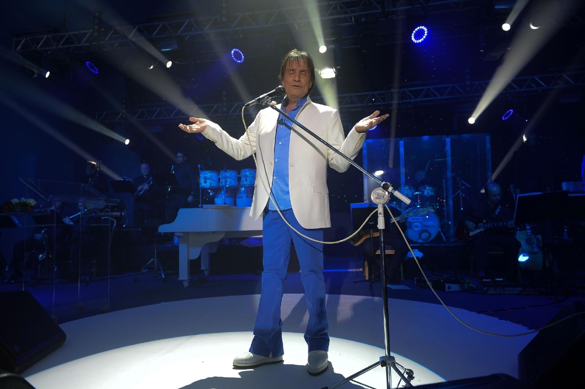 15.fev.2016 - Roberto Carlos se apresentou em um resort na Bahia dentro do Projeto Emoções - Francisco Cepeda/AgNews